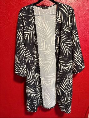 198. Pre loved Black & White Palm-Print Swim Coverup Kimono